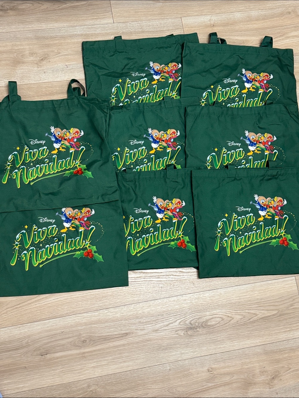 8 Magic Key Disneyland Viva navidad totes